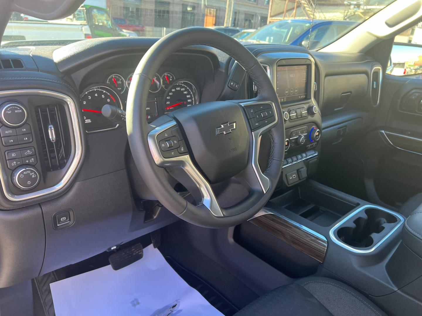 2022 WHITE /Grey Chevrolet Silverado 1500 RST (3GCUYEEL3NG) with an 6.2L DI V8 engine, 10 speed Automatic transmission, located at 116 5th Avenue South, Lewistown, MT, 59457, 47.063877, -109.427879 - Unleash the Power with the 2022 Silverado 1500 RST 4WD - Equipped with a Dominant 6.2L Gas Engine! Get ready for an adrenaline-pumping adventure with the mighty 2022 Silverado 1500 RST 4WD. This powerhouse is designed to elevate your driving experience to new heights. Key Features: 6.2L Gas - Photo#14